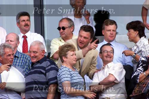 Rotterdam 26 augustus 2001
Feyenoord-AJAX, eindstand 1-2
Louis v Gaal met Hans Wotte
Truus v Gaal en Youp v \\\'t Hek