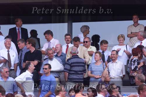 Rotterdam 26 augustus 2001
Feyenoord-AJAX, eindstand 1-2
Louis v Gaal met Hans Wotte
Truus v Gaal en Youp v \\\'t Hek