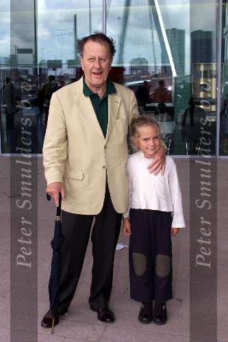 Rotterdam 8 augustus 2001
Premiere Sneeuwwitje in het Luxor theater.
Luc Lutz met zijn kleindochter Roosje