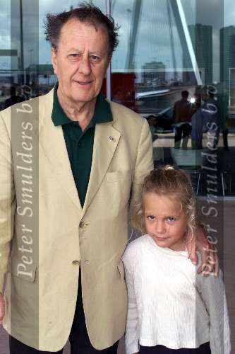 Rotterdam 8 augustus 2001
Premiere Sneeuwwitje in het Luxor theater.
Luc Lutz met zijn kleindochter Roosjen