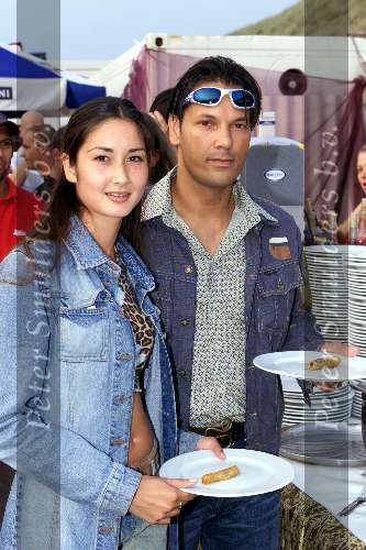 Bloemendaal 21 augustus 2001
Premiere van de film Blow bij stradtent Solaris.
Mike (de man van Jennifer de Jong) met een look a like van Jennifer.