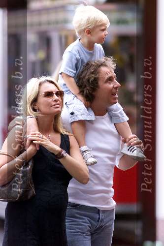 Laren 30 juni 2001
 Marco Borsato en Leontine Borsato met hun zoontje Luca smoorverliefd op de kermis in Laren