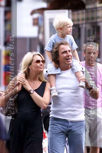 Laren 30 juni 2001
 Marco Borsato en Leontine Borsato met hun zoontje Luca smoorverliefd op de kermis in Laren