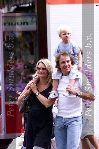 Laren 30 juni 2001
 Marco Borsato en Leontine Borsato met hun zoontje Luca smoorverliefd op de kermis in Laren