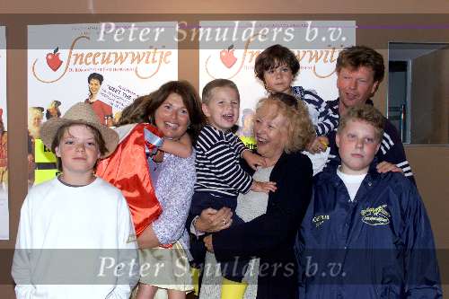 Rotterdam 8 augustus 2001
Premiere Sneeuwwitje in het Luxor theater.
Marianne Berk met haar kinderen en 5 kleinkinderen