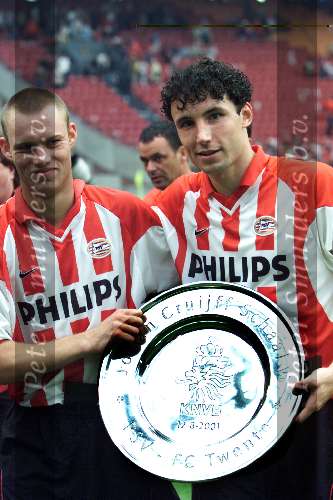 Amsterdam 12 augustus 2001
 PSV- FC Twente 3-2 voor de Johan Cruyffschaal in de Amsterdam Arena.
Mark v Bommel en Kevin Hofland