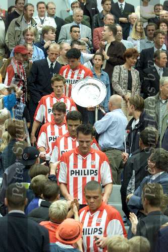 Amsterdam 12 augustus 2001
 PSV- FC Twente 3-2 voor de Johan Cruyffschaal in de Amsterdam Arena.
Mark v Bommel en Kevin Hofland