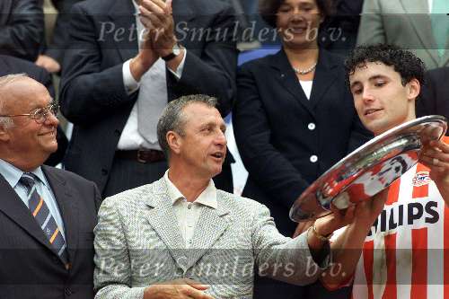 Amsterdam 12 augustus 2001
 PSV- FC Twente 3-2 voor de Johan Cruyffschaal in de Amsterdam Arena.
Mark v Bommel en Johan Cruyff
