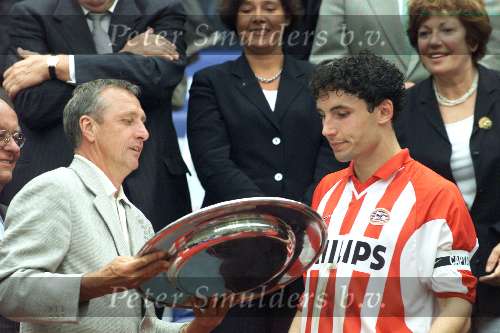 Amsterdam 12 augustus 2001
 PSV- FC Twente 3-2 voor de Johan Cruyffschaal in de Amsterdam Arena.
Mark v Bommel en Johan Cruyff