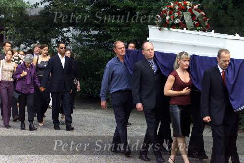 Amsterdam 25 augustus 2001
Begrafenis van Sylvia Millecam op Westgaarde
Marnix Kappers (l)