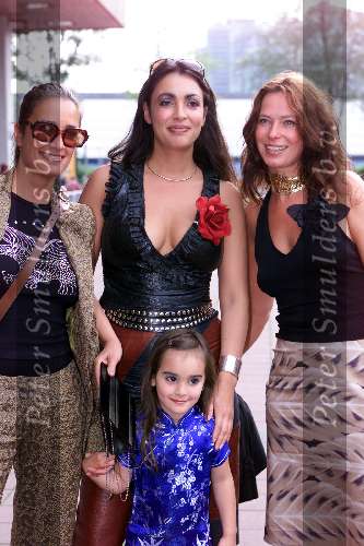 Utrecht 24 juni 2001
Premiere van Saturday Night Fever in Utrecht
Monique en Suzanne Kleeman met haar dochter en een vriendin.