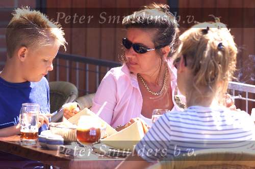 Tiel 14 augustus 2001
Monique Schreyenberg met kinderen.