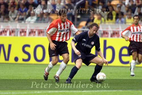 Amsterdam 12 augustus 2001
 PSV- FC Twente 3-2 voor de Johan Cruyffschaal in de Amsterdam Arena.
Arnold Bruggink met adidas Predator in duel metPatrick Pothuizen