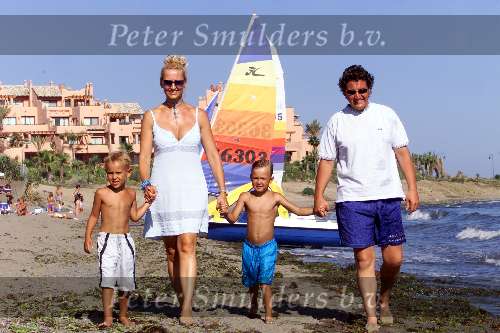 Marbella 27 juli 2001
Rene Froger en Natasja Froger met hun kinderen