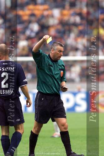 Amsterdam 12 augustus 2001
 PSV- FC Twente 3-2 voor de Johan Cruyffschaal in de Amsterdam Arena.
Roelof Luinge trekt gele kaart