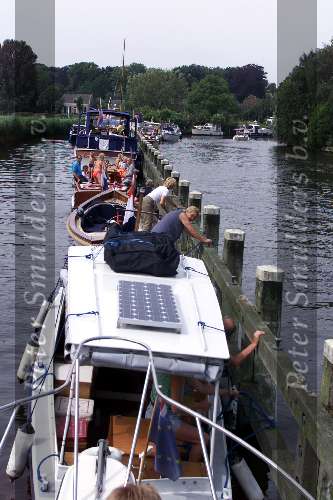 Loosdrecht 2 Augustus 2001
Aanmeren voor de sluis naar de Vecht
Sloepenroute