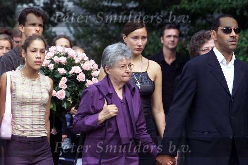 Amsterdam 25 augustus 2001
Begrafenis van Sylvia Millecam op Westgaarde
Moeder Sylvia en haar vriend Nol