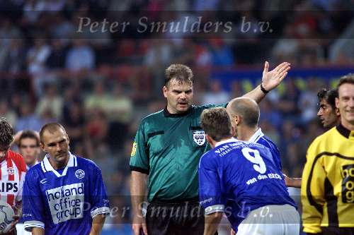 Eindhoven 22 augustus 2001
PSV-Fc Den Bosch
DenBosch spelers protesteren bij scheidsrechter Temming tegen de toegekende penalty.