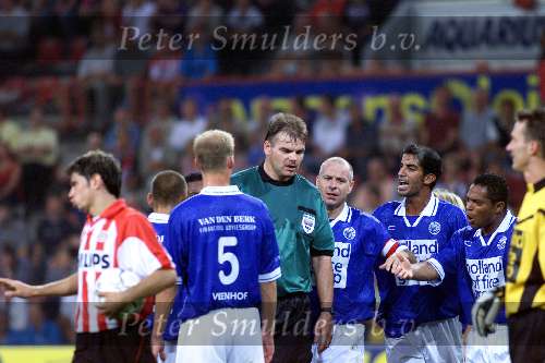 Eindhoven 22 augustus 2001
PSV-Fc Den Bosch
DenBosch spelers protesteren bij scheidsrechter Temming tegen de toegekende penalty.
Fred v Hoorn