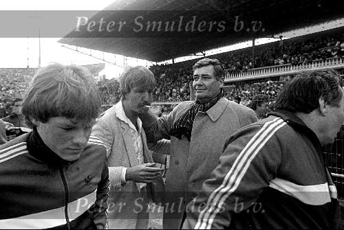 Amsterdam, 18 April 1982
PSV-AJAX, eindstand 3-0 Olympisch stadion
Voorzitter Ton Harmsen samen met de winnende assistent-coach Aad de Mos
Erwin koeman en Jacques v d Ven