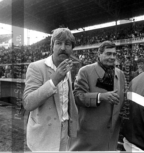 Amsterdam, 18 April 1982
PSV-AJAX, eindstand 3-0 Olympich stadion
Voorzitter Ton Harmsen samen met de winnende assistent coach Aad de Mos