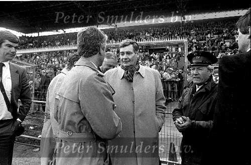 Amsterdam, 18 April 1982 Olympisch stadion
PSV-AJAX, eindstand 3-0
Voorzitter Ton Harmsen samen met de verliezende coach Thijs Libregts en manager Kees Ploegsma