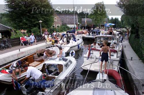 Loosdrecht 2 Augustus 2001
Wim Jesse op zijn zeilboot in de sluis van de Vecht met aansluiting op loosdrechtse plassen
Sloepenroute