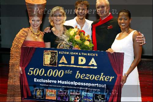 Scheveningen 30 augustus 2002
500.000 bezoeker AIDA
Chaira Borderslee, Antje Montero en Rene v Kooten.






Peter Smulders bv