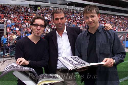 Eindhoven 4 Augustus 2002 Frans v d Nieuwenhof met David v Iersel en Mark met het nieuwe boek van PSV