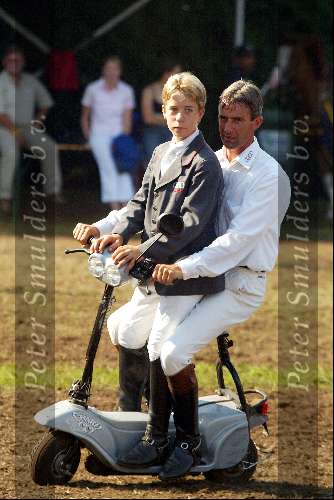 Valkenswaard 18 augustus 2002
Concours bij Jan Tops .
Erik v d Vleuten met zoon Maik
Concours Hippique