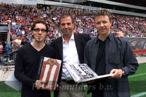 Eindhoven 4 Augustus 2002 v.l.n.r.: Marc Koppen - Frans v d Nieuwenhof en David v Iersel met het nieuwe boek van PSV