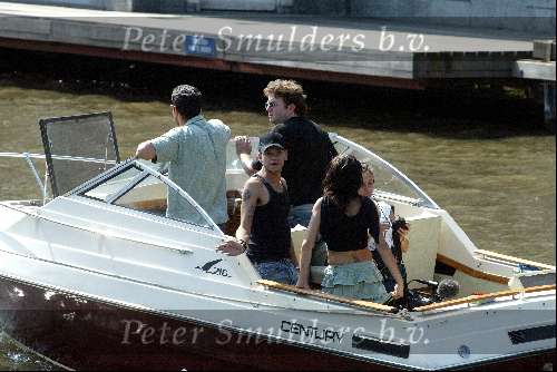 Amsterdam 27 juli 2002
Georgina Verbaan met vriend op boot.
Middelvinger opsteken
met tatoage