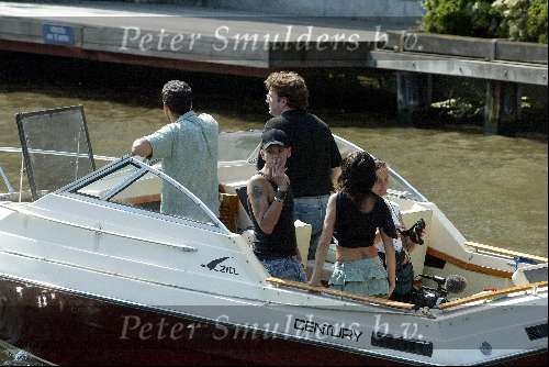 Amsterdam 27 juli 2002
Georgina Verbaan met vriend op boot.
Middelvinger opsteken
met tatoage