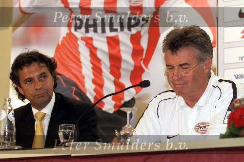 Eindhoven 5 Augustus 2002 Voorstelling aan Pers nieuwe selektie van PSV met daarop aansluitend een persconferentie met o.a. Guus Hiddink
links op de foto PSV voorlichter Pedro Salazar