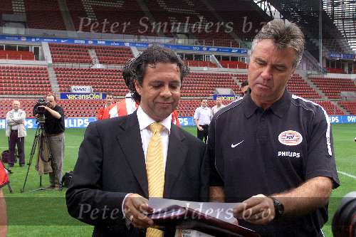 Eindhoven 5 Augustus 2002 Voorstelling aan Pers nieuwe selektie van PSV met daarop aansluitend een persconferentie met o.a. Guus Hiddink hier samen met PSV Persvoorlichter Pedro Salazar