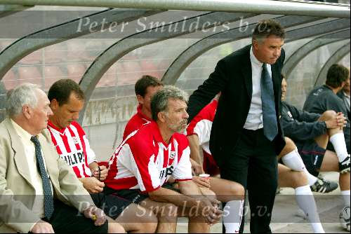 Eindhoven 6 augustus 2002
Opening PSV stadion met de oud spelers 1988
Erik Gerets en Guus Hiddink
Jacques v d Ven en Hans Gilhaus