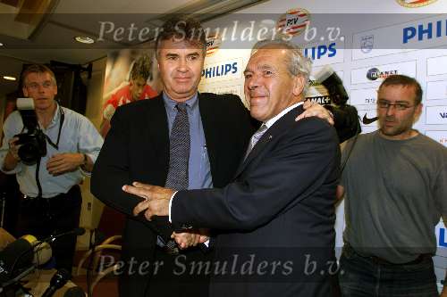 Eindhoven, 7 juli 2002
Kontraktondertekening Guus Hiddink ( 2 jaar )
Harry v Raaij