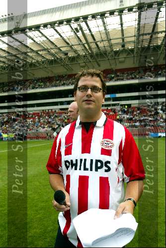 Eindhoven 6 augustus 2002
Guus Meeuwis
Opening PSV stadion met de oud spelers 1988
