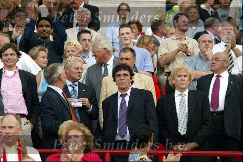 Eindhoven 6 augustus 2002
Opening PSV stadion met de oud spelers 1988
PSV-Herta BSC
Ruud Krol Wim v Hanegem Tonnie Bruins Slot Hans Jorritsma