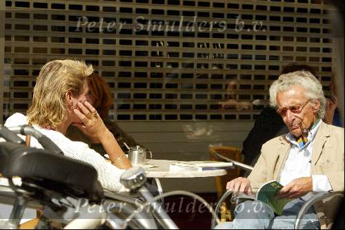 Amsterdam 25 augustus 2002
Harry Mulisch op terras met zijn vrouw