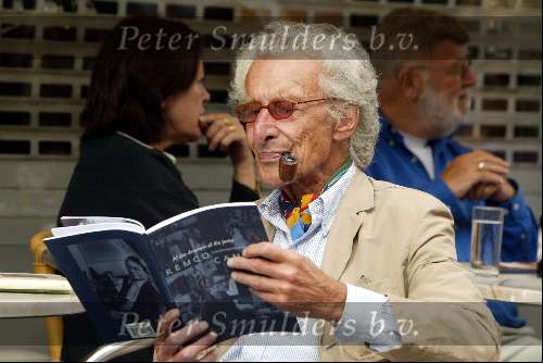 Amsterdam 25 augustus 2002
Harry Mulisch op terras met pijp