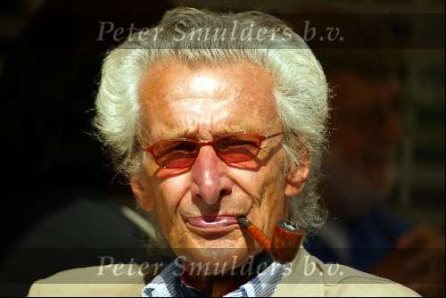 Amsterdam 25 augustus 2002
Harry Mulisch op terras met pijp