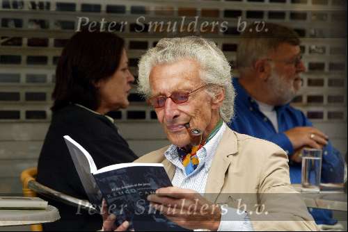 Amsterdam 25 augustus 2002
Harry Mulisch op terras