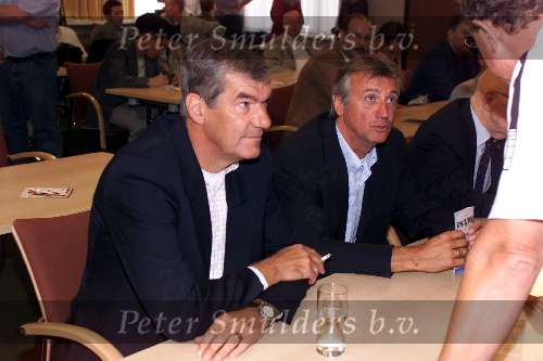 Eindhoven 4 Augustus 2002 Voorstelling aan Pers nieuwe selektie van PSV met daarop aansluitend een persconferentie met o.a. Guus Hiddink
Kees Ploegsma en Willy v d Kuylen
