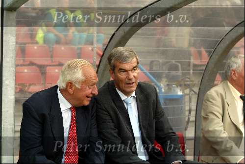 Eindhoven 6 augustus 2002
Opening PSV stadion met de oud spelers 1988
Kees Ploegsma en dr Carel v d Brekel