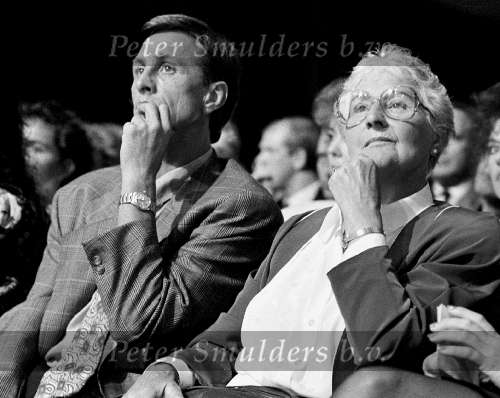 Johan Cruyff met moeder Mevr. Cruyff