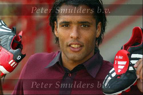 Rotterdam 9 ugustus 2002
Pierre v Hooijdonk met adidas schoenen
