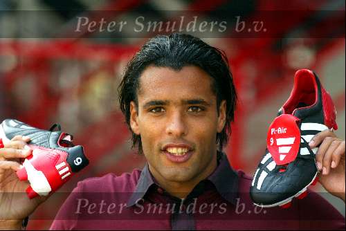 Rotterdam 9 ugustus 2002
Pierre v Hooijdonk met adidas schoenen