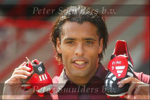 Rotterdam 9 ugustus 2002
Pierre v Hooijdonk met adidas schoenen