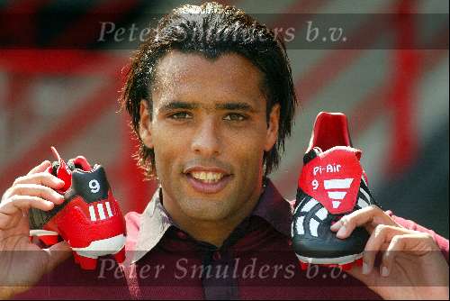 Rotterdam 9 ugustus 2002
Pierre v Hooijdonk met adidas schoenen